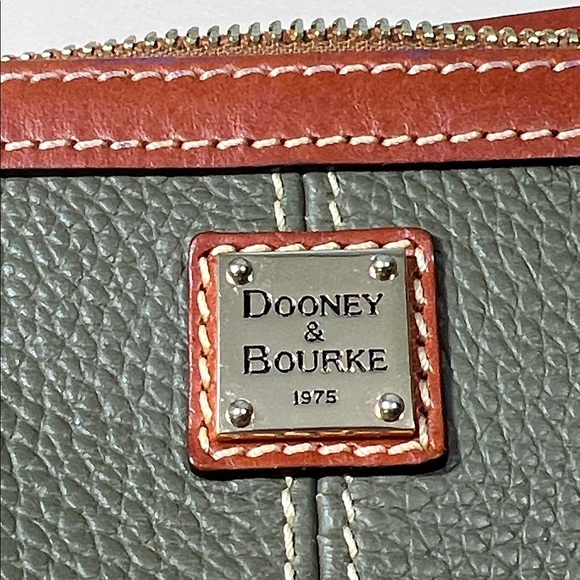 🦆 DOONEY & BOURKE LARGE SLIM OLIVE AND BROWN TWO TONE LEATHER WRISTLET BAG